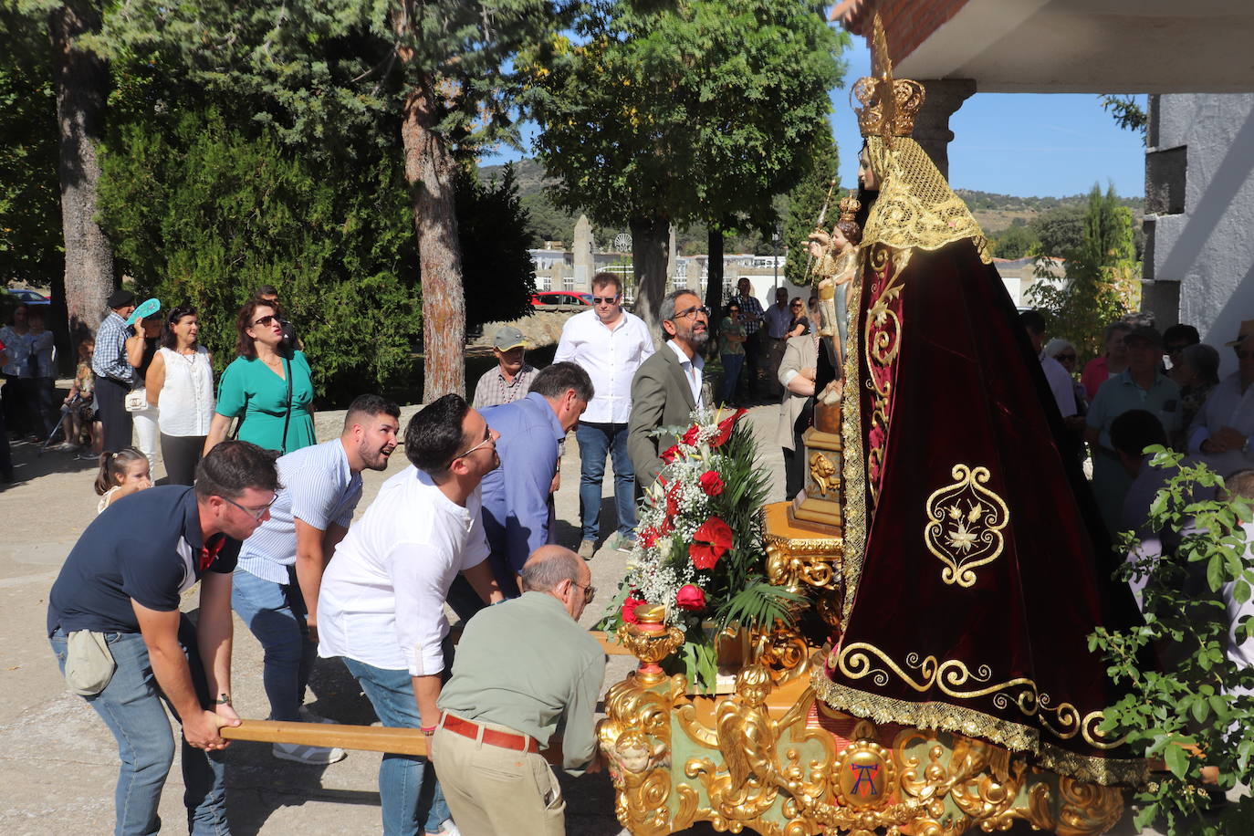 Alegre despedida de la Virgen de Valparaíso en Santibáñez de Béjar