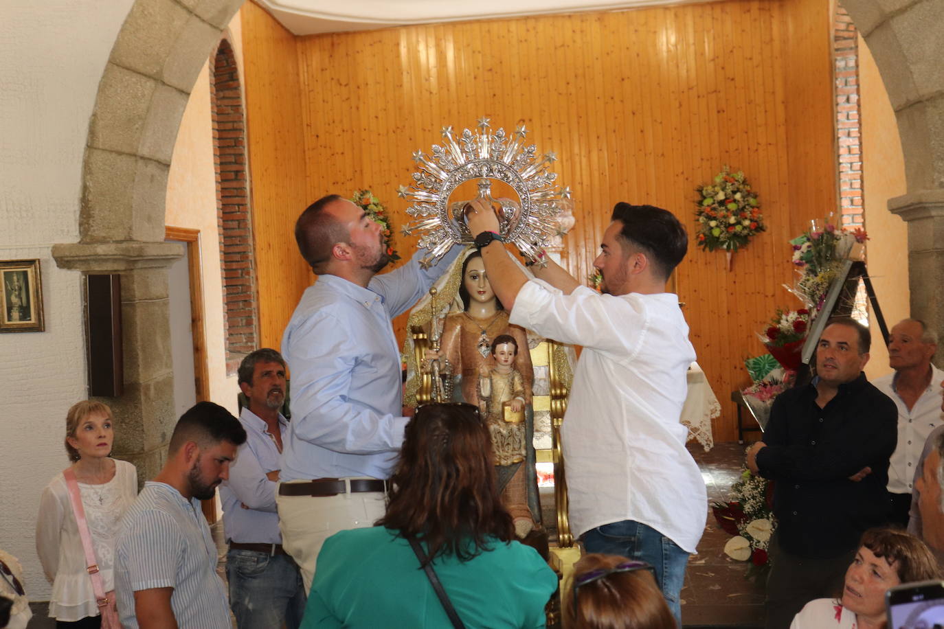 Alegre despedida de la Virgen de Valparaíso en Santibáñez de Béjar