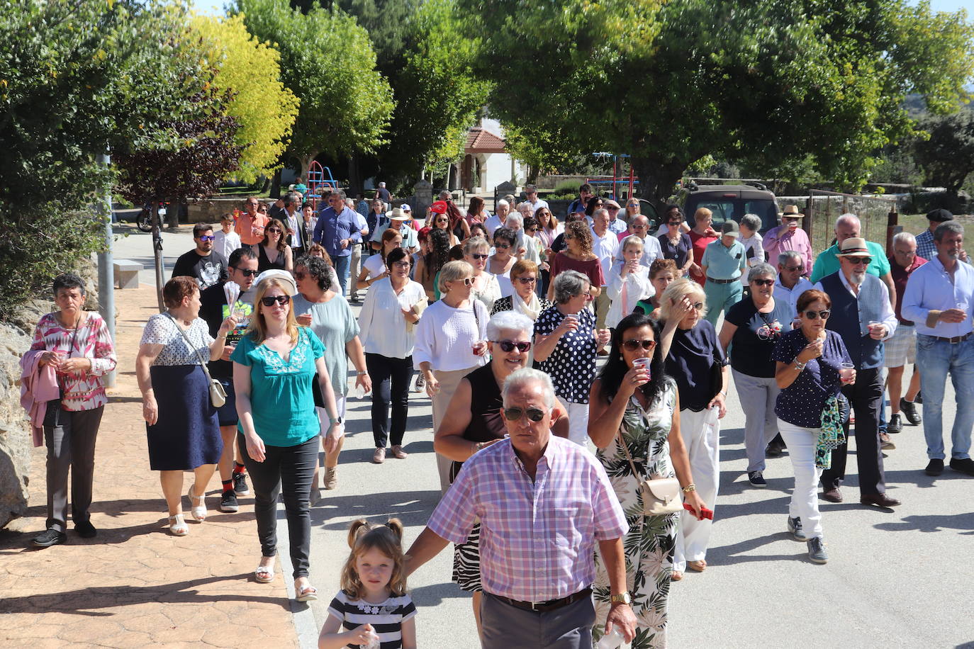 Alegre despedida de la Virgen de Valparaíso en Santibáñez de Béjar