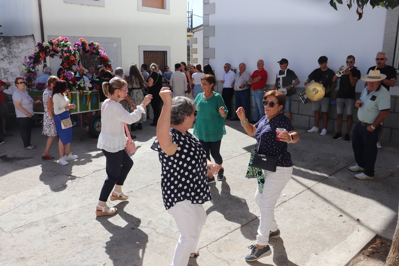 Alegre despedida de la Virgen de Valparaíso en Santibáñez de Béjar