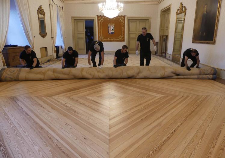 Imagen principal - Una alfombra &#039;voladora&#039; de 600 kilos