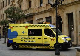 Imagen de una ambulancia de emergencias sanitarias estacionada