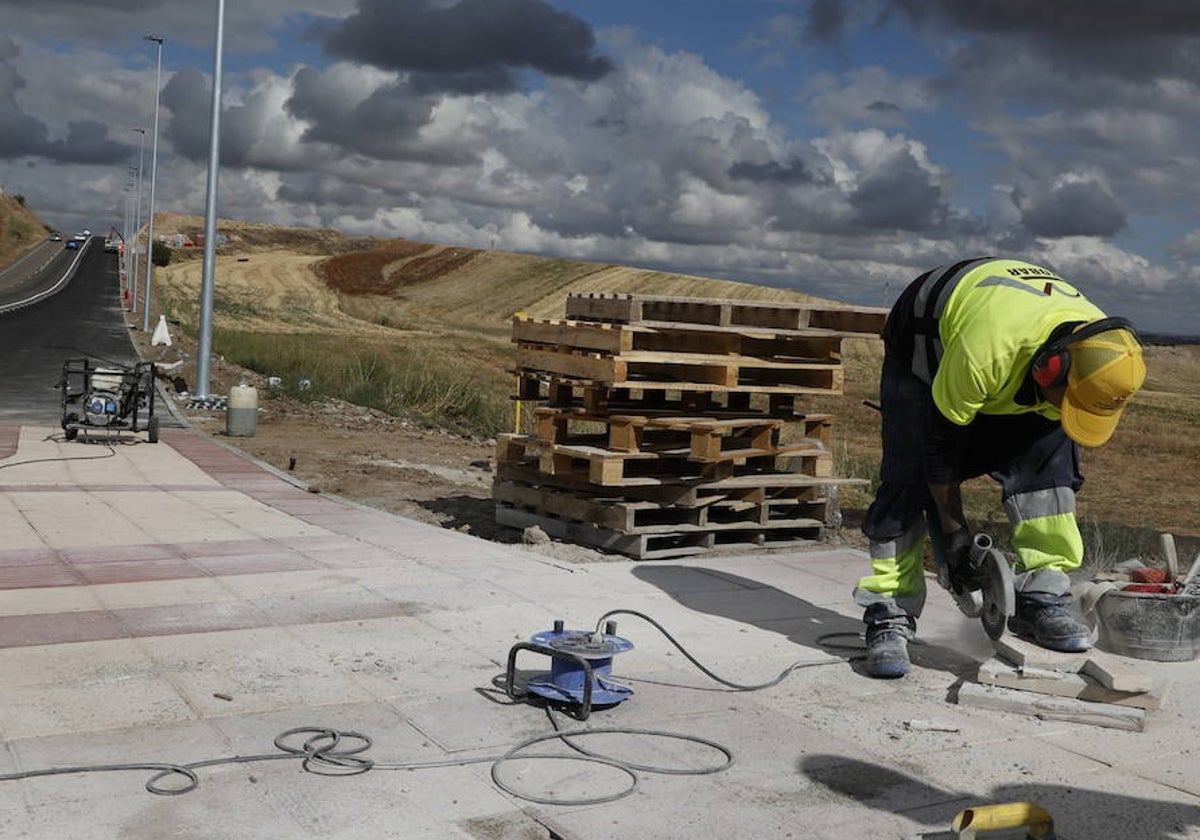 Un trabajador, en las obras del carril bici entre Salamanca y Villamayor.