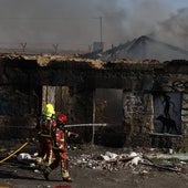 El fuego en una casa abandonada de Calzada de Medina en imágenes