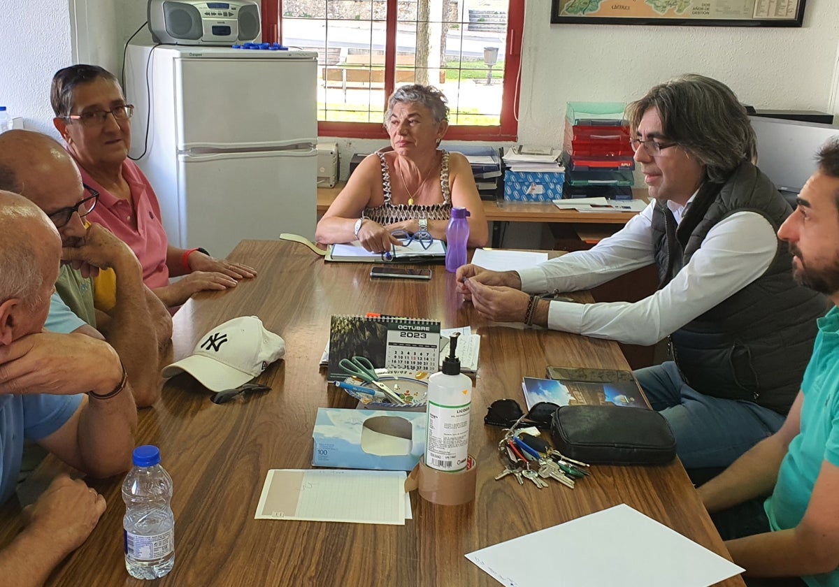 Imagen de la reunión celebrada en el antiguo centro del profesorado entre el alcalde y el concejal de asociaciones y parte de la directiva de la agrupación Los Praos y Recreo.