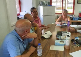 Imagen de la reunión celebrada en el antiguo centro del profesorado entre el alcalde y el concejal de asociaciones y parte de la directiva de la agrupación Los Praos y Recreo.