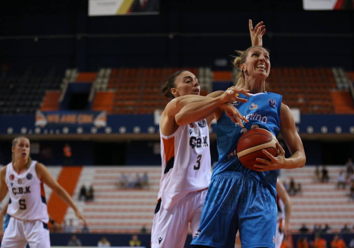 Laura Gil lucha un balón.