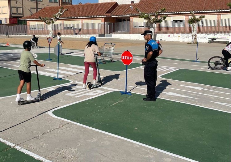 Imagen principal - Las actividades de educación vial se llevaron a cabo en el patio del colegio.