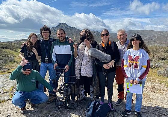 Parte del equipo de «Pastoris», la nueva película de Pablo Moreno (4ª izq.) en un momento del rodaje en la provincia.