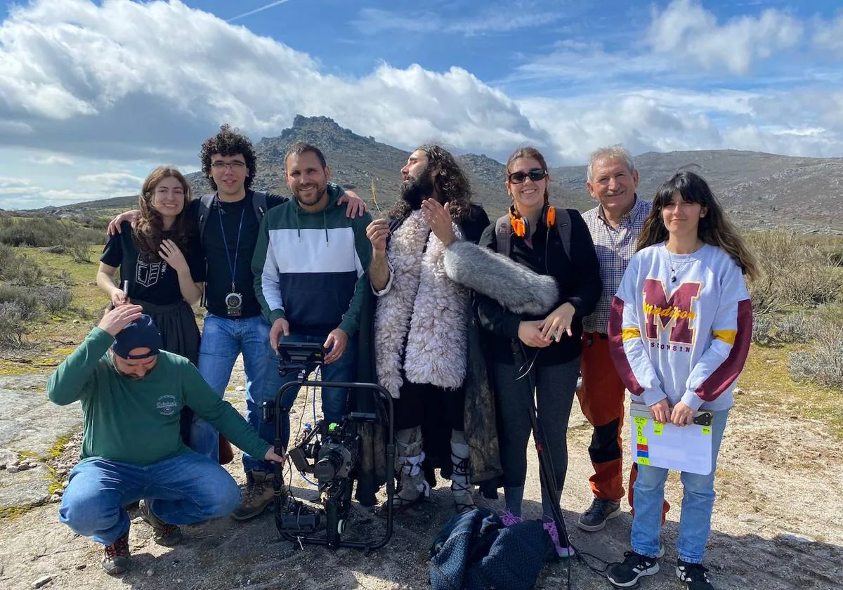 Parte del equipo de «Pastoris», la nueva película de Pablo Moreno (4ª izq.) en un momento del rodaje en la provincia.