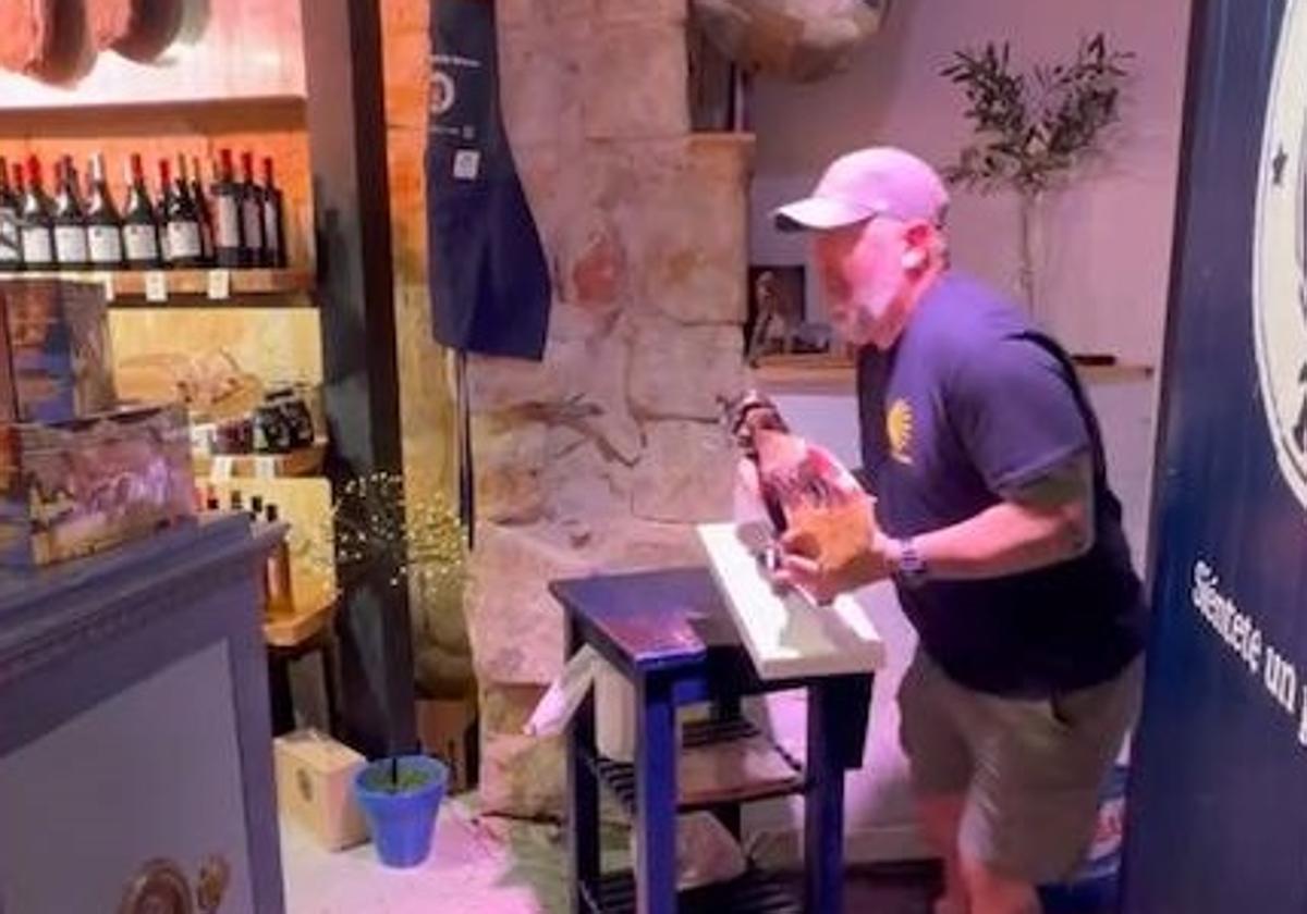 Larry Shy «robando» un jamón en una tienda salmantina