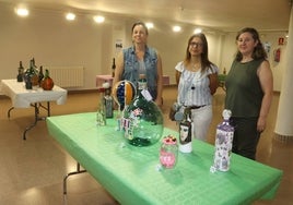 María Jesús Moro, Ana Ovejero y Mercedes Martín, en la exposición de botellas decoradas