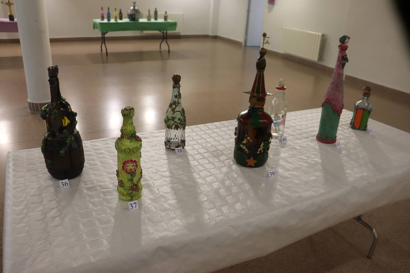 Botellas decoradas, la muestra que visitar en Guijuelo