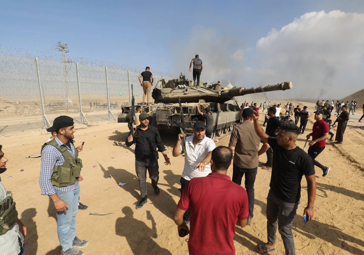 Palestinos toman el control de un tanque israelí en la frontera.