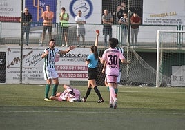 Momento de la expulsión del zaguero, Asiel, en el minuto 32.