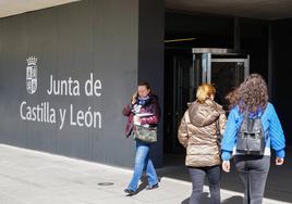 Entrada a la Delegación Territorial de la Junta en Salamanca.