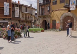 Jesús Calleja organizando el concurso de balcones en Sotoserrano.