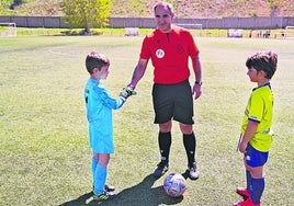 Un colegiado saluda a dos capitanes antes de arrancar un choque de la pasada temporada celebrado en los campos Ángel Pérez Huerta.