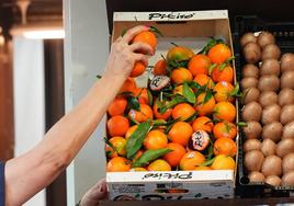 Mandarinas en una de las fruterías del mercado. fotos