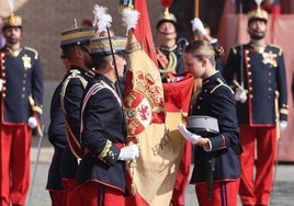 VÍDEO | El emotivo momento en que la princesa Leonor besa la bandera