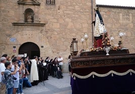 La procesión a las puertas del convento de la Madre de Dios.