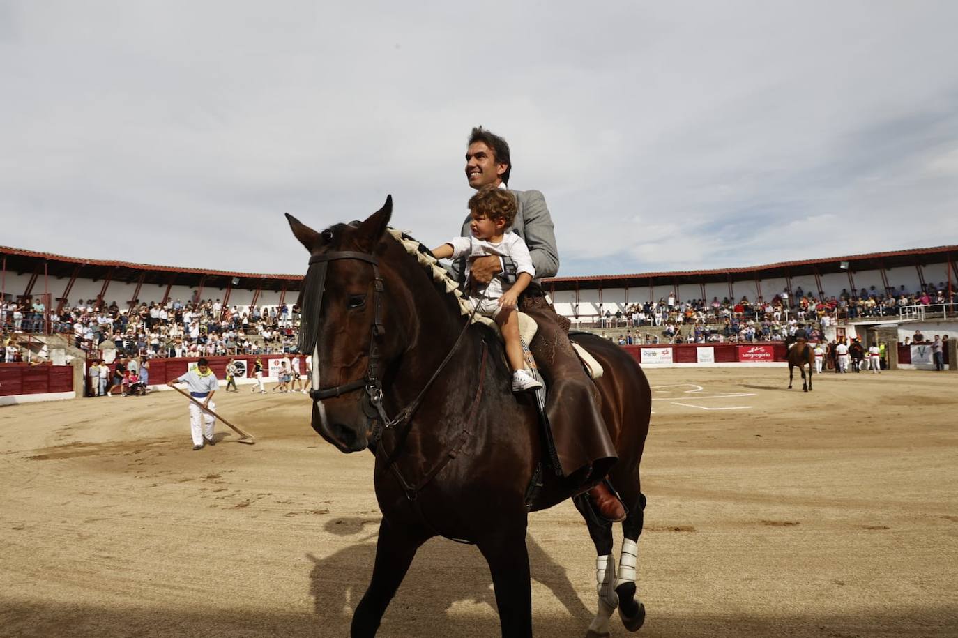 La marea amarilla alienta el toreo