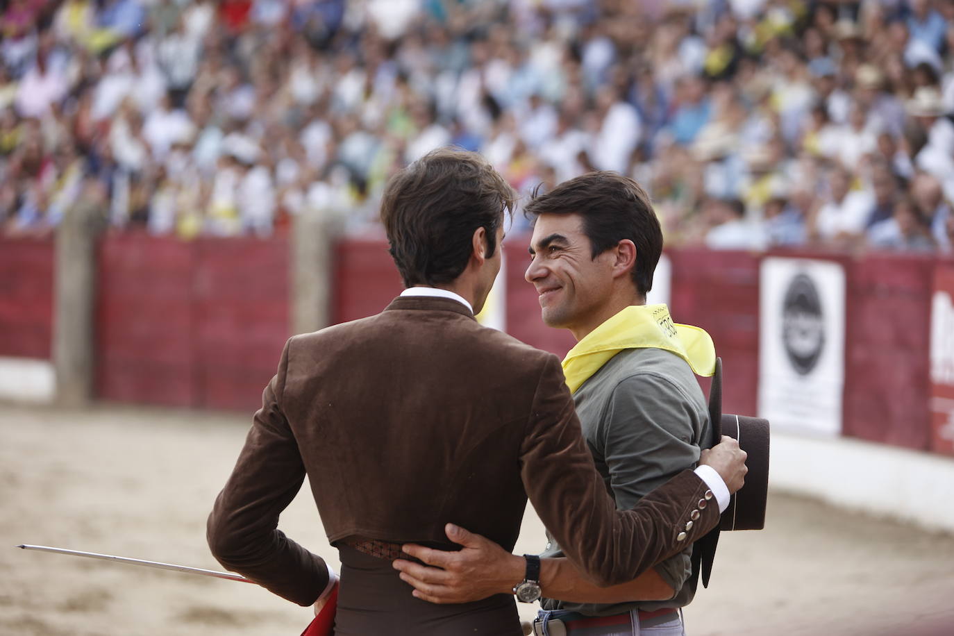 La marea amarilla alienta el toreo