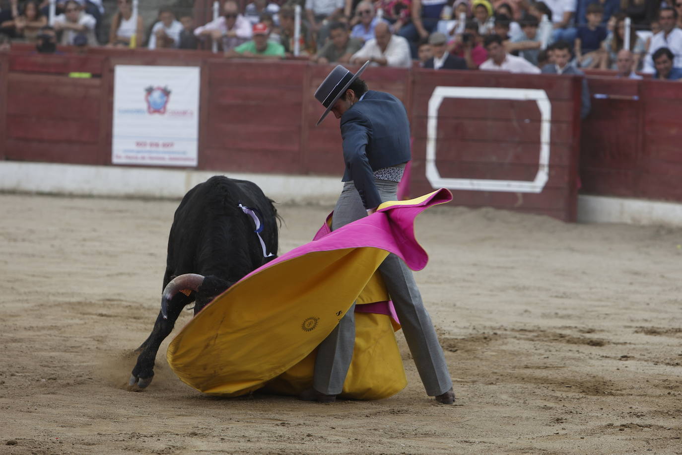 La marea amarilla alienta el toreo