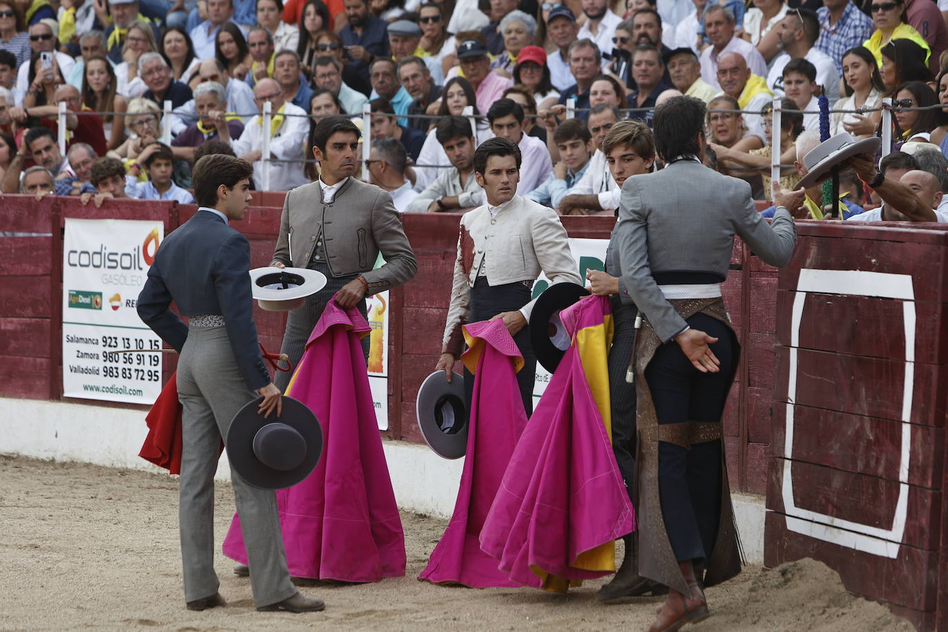 La marea amarilla alienta el toreo