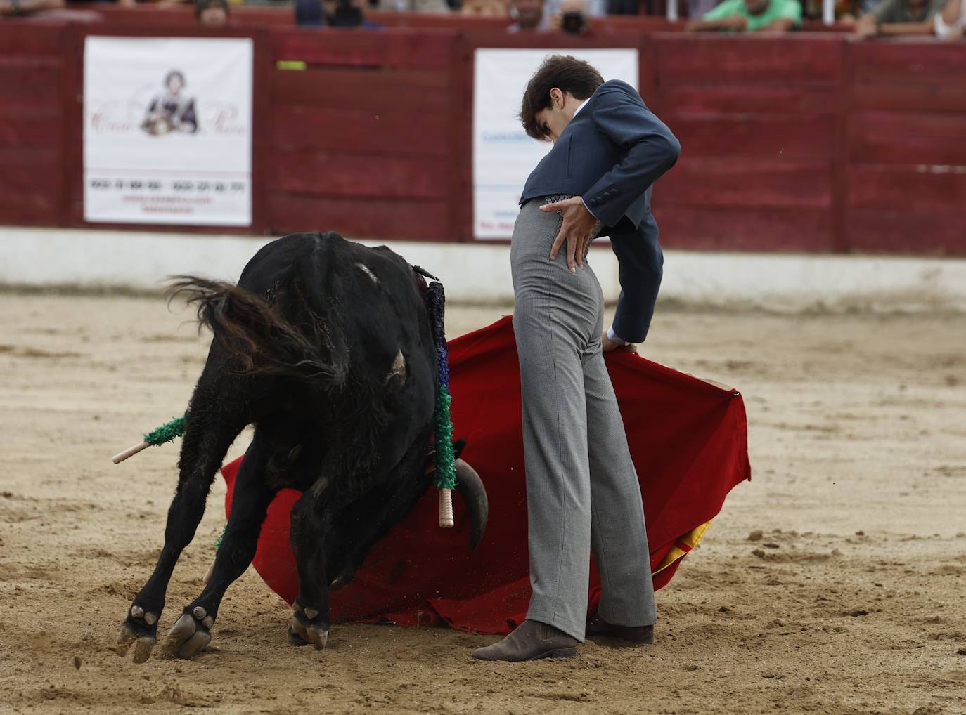 La marea amarilla alienta el toreo