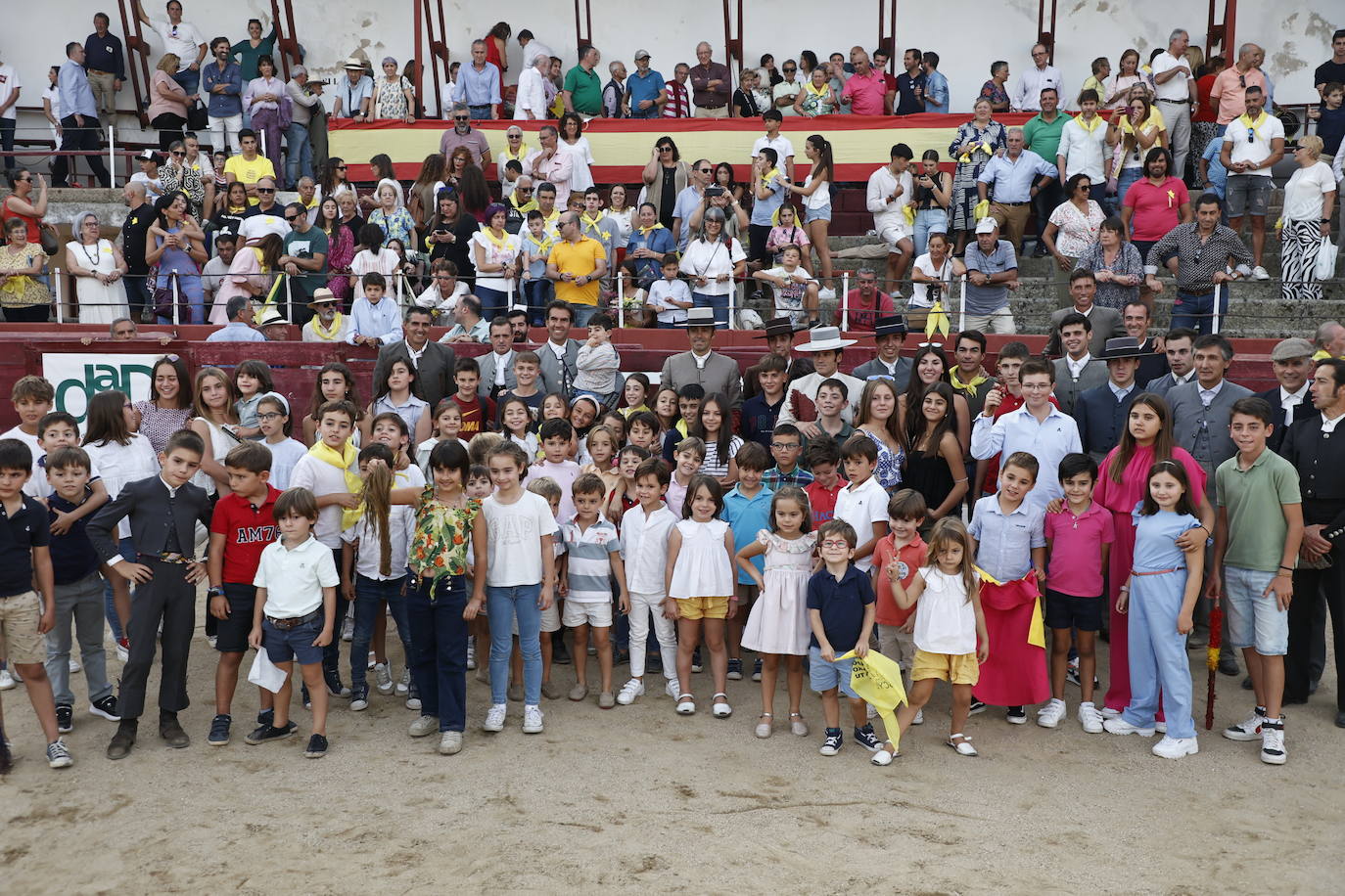 La marea amarilla alienta el toreo