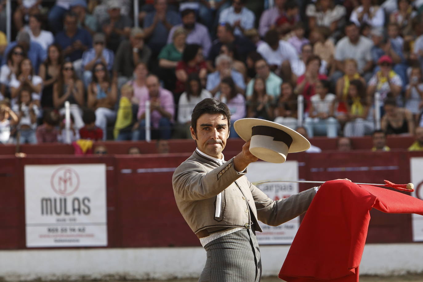 La marea amarilla alienta el toreo