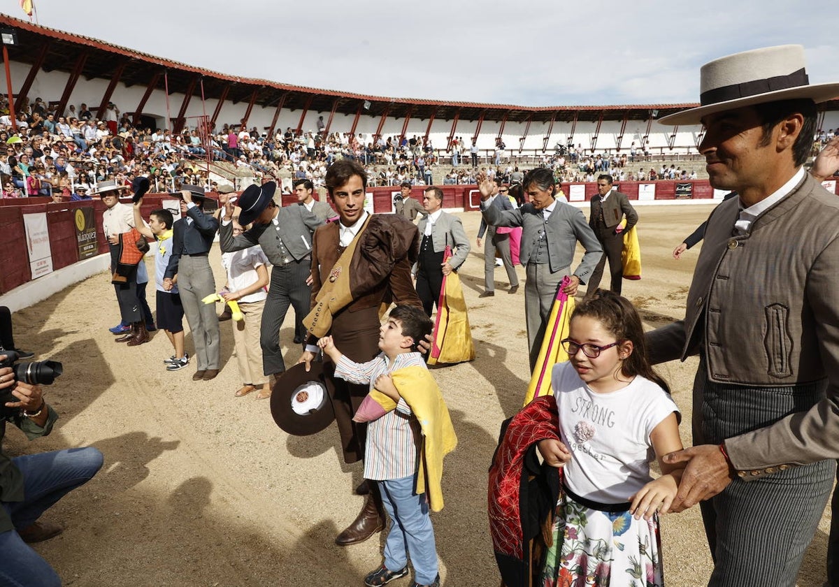 La marea amarilla alienta el toreo