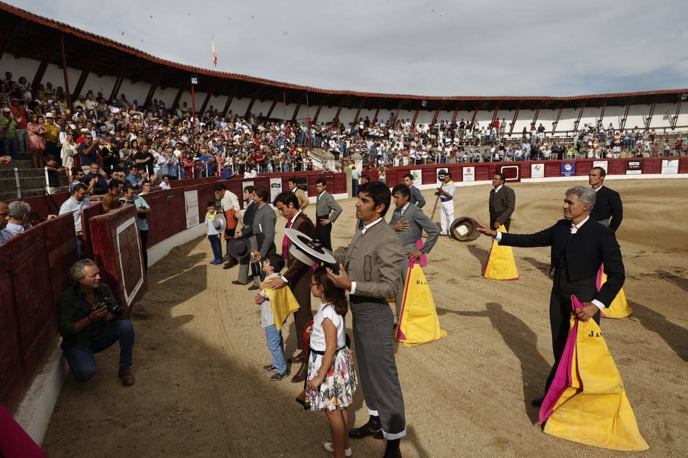 La marea amarilla alienta el toreo