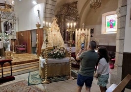 Imagen de la Virgen del Rosario de Fuentes de Béjar en sus andas