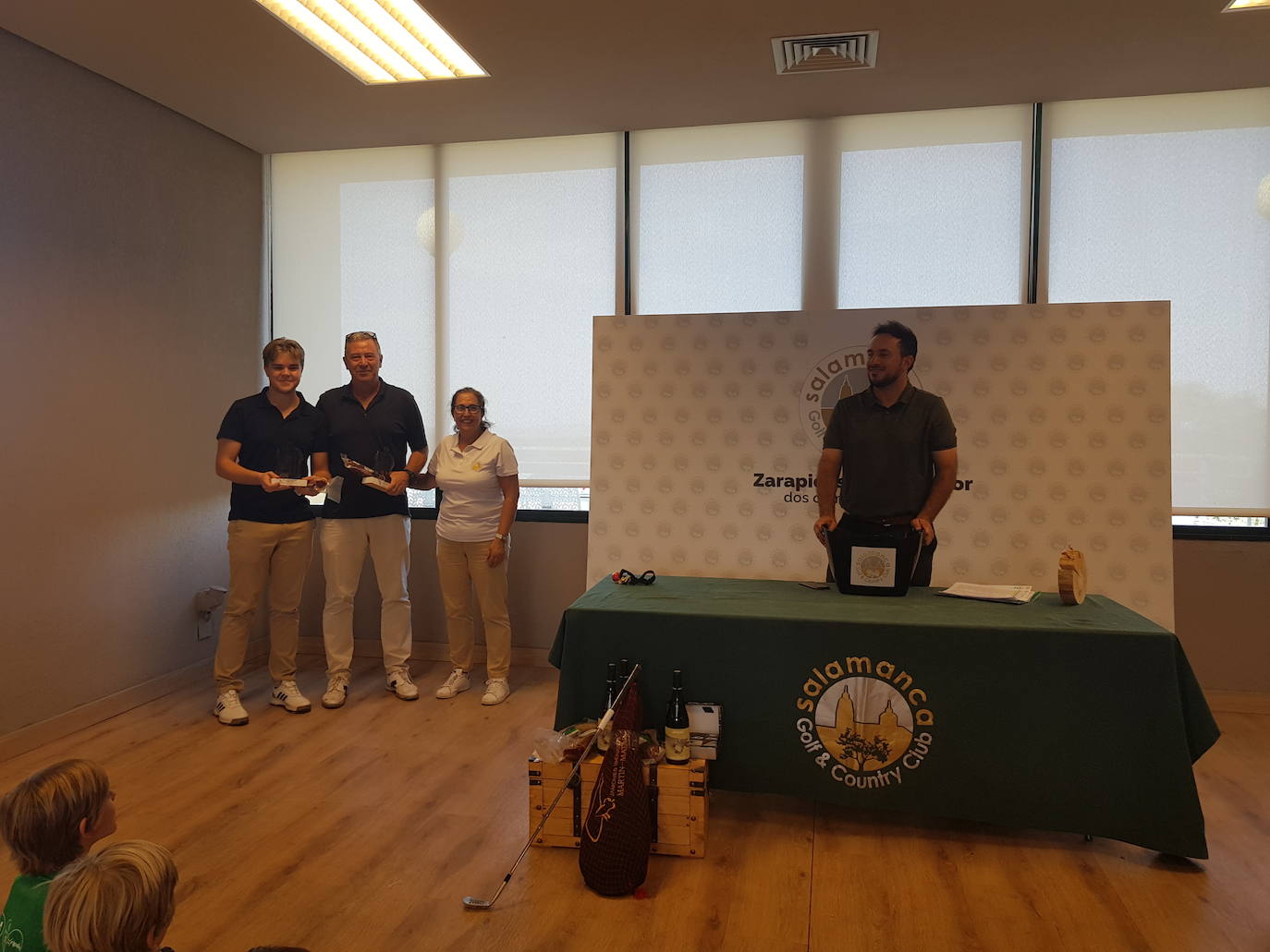 Padres e hijos disfrutan de un torneo de golf en Zarapicos