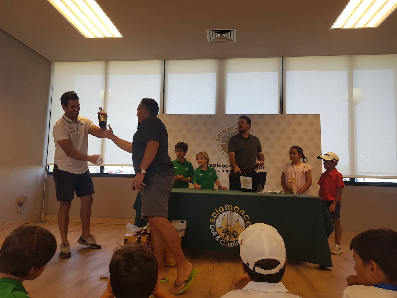 Padres e hijos disfrutan de un torneo de golf en Zarapicos