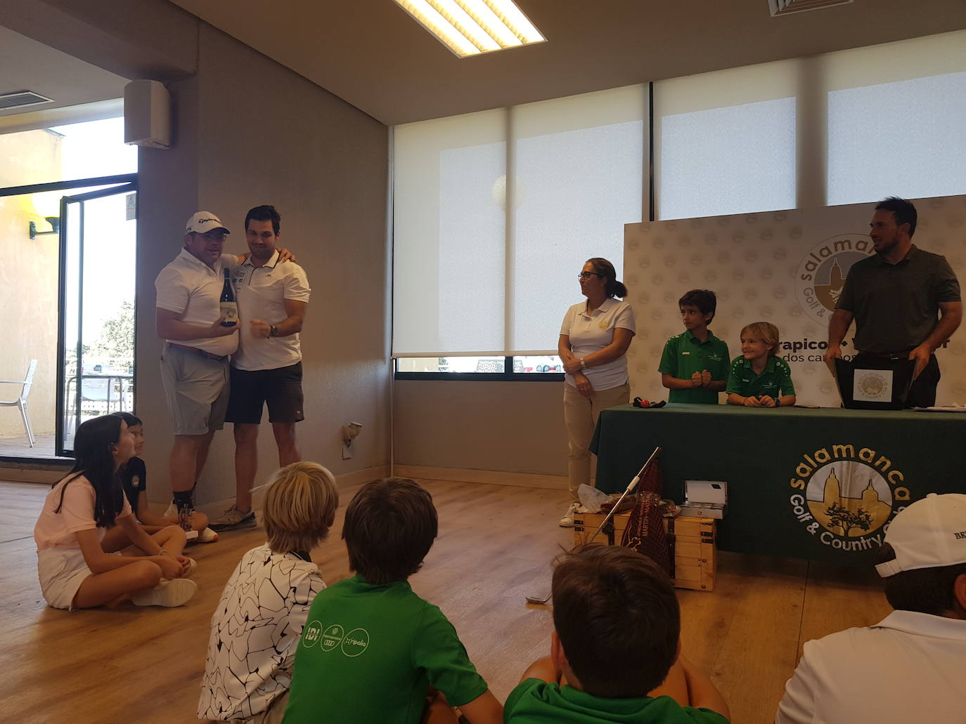 Padres e hijos disfrutan de un torneo de golf en Zarapicos