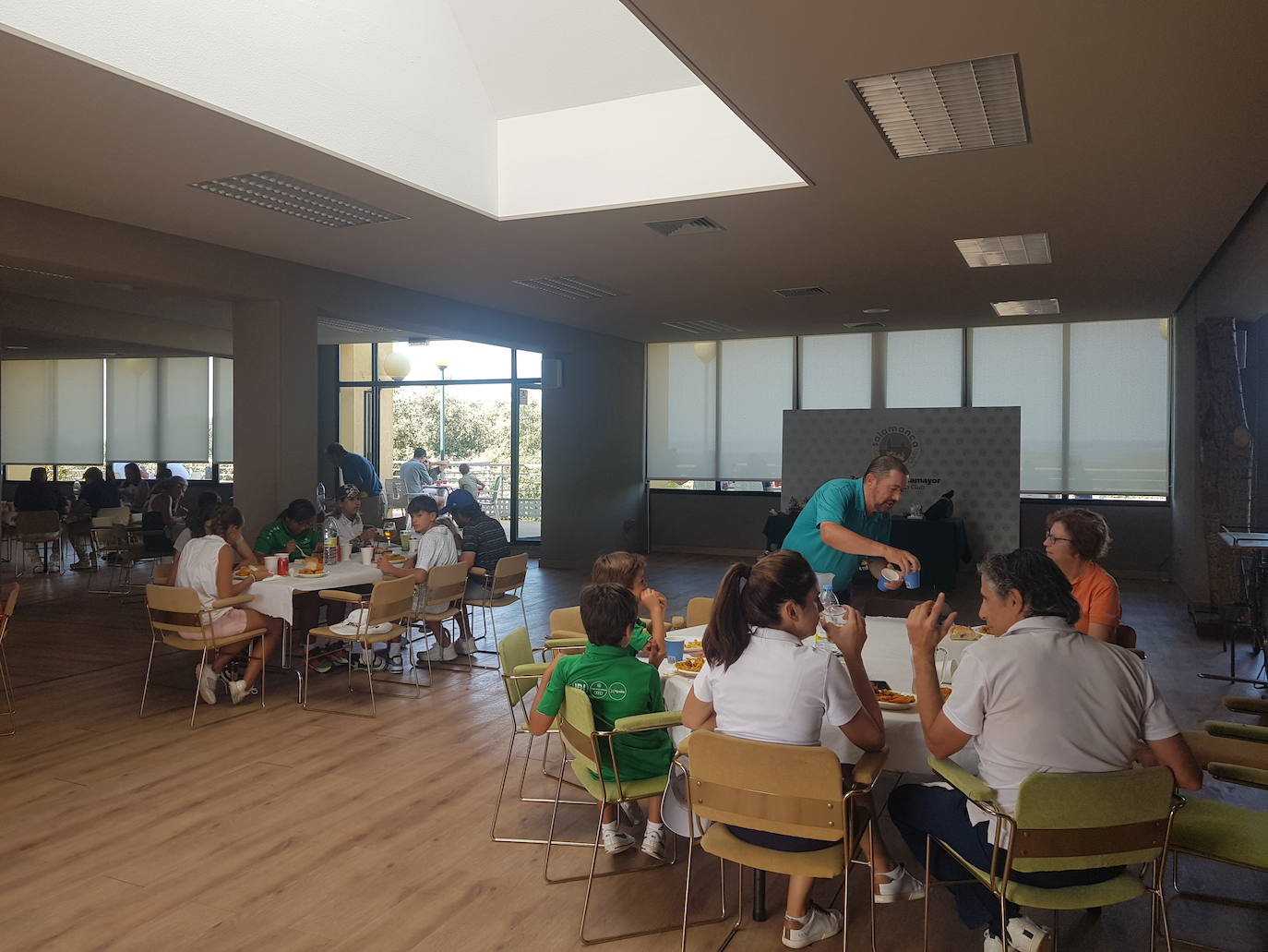 Padres e hijos disfrutan de un torneo de golf en Zarapicos