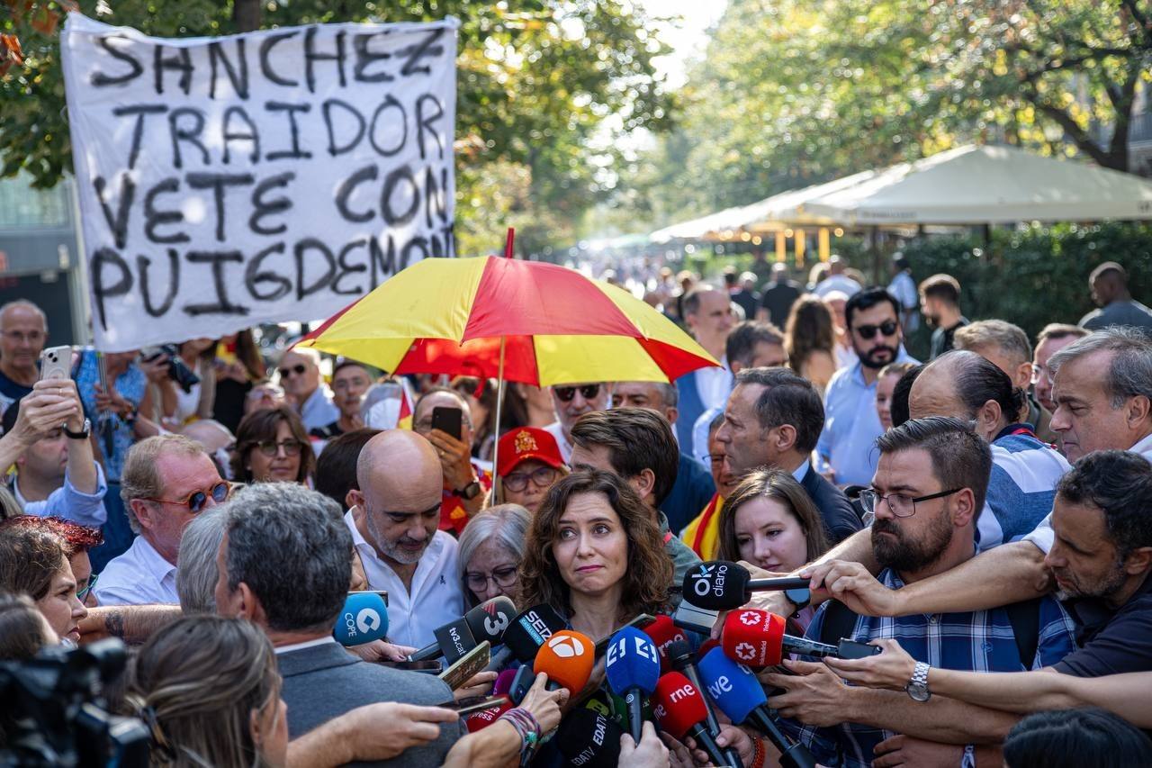 Los ingeniosos mensajes de la pancartas de la manifestación contra la amnistía en Barcelona