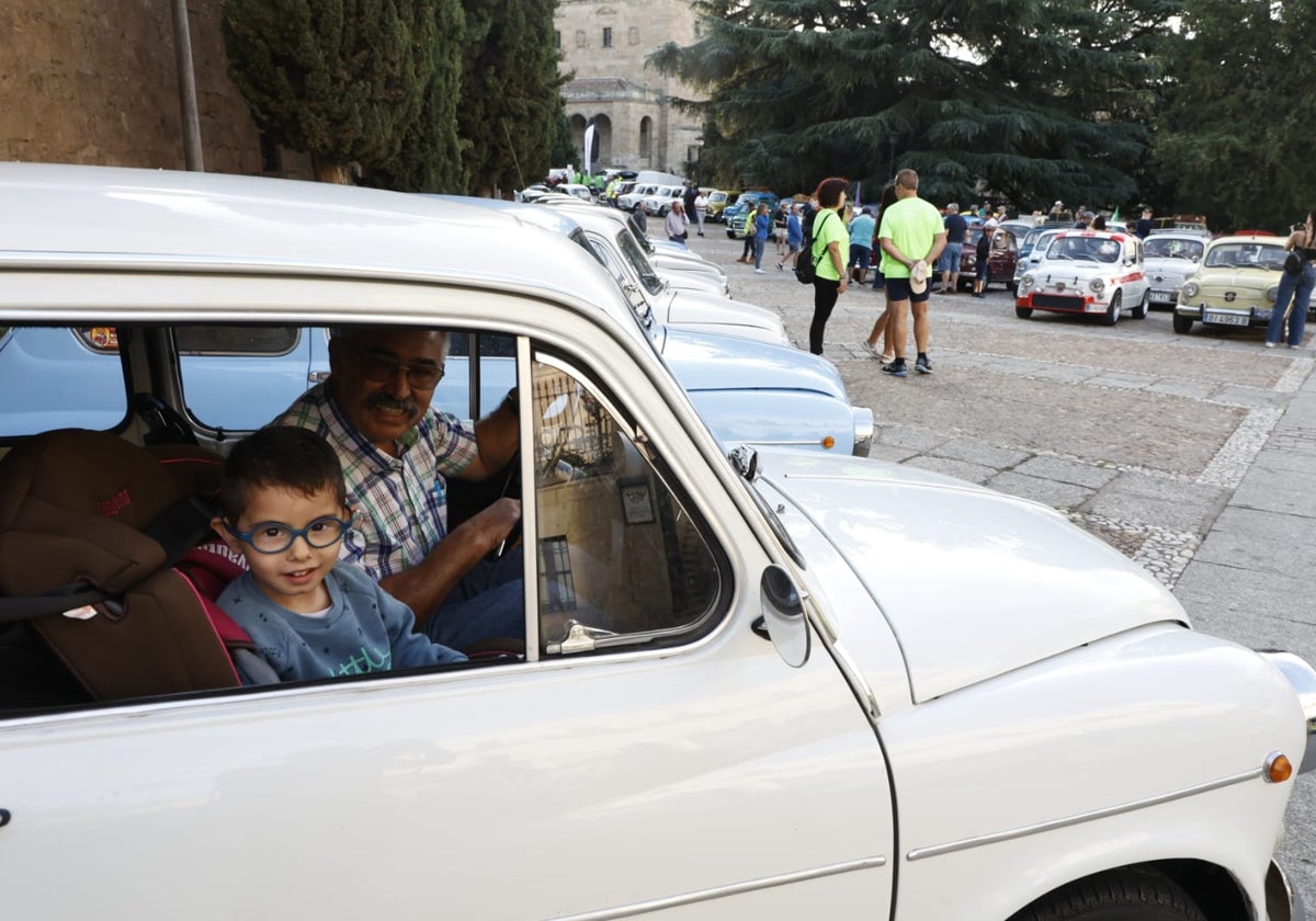 La nostalgia de los Seat 600 inunda las calles de Salamanca