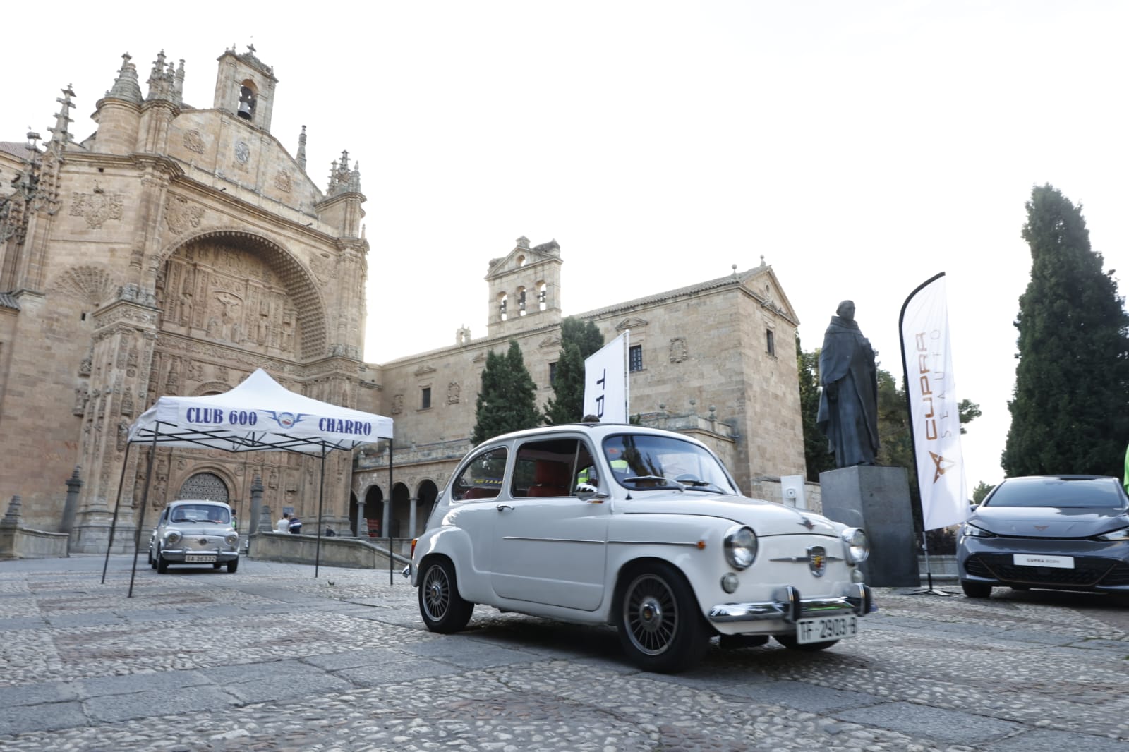 La nostalgia de los Seat 600 inunda las calles de Salamanca