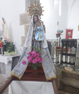 Imagen secundaria 2 - Imágenes de la Virgen del Rosario y de la subasta de productos que se celebró en su honor.