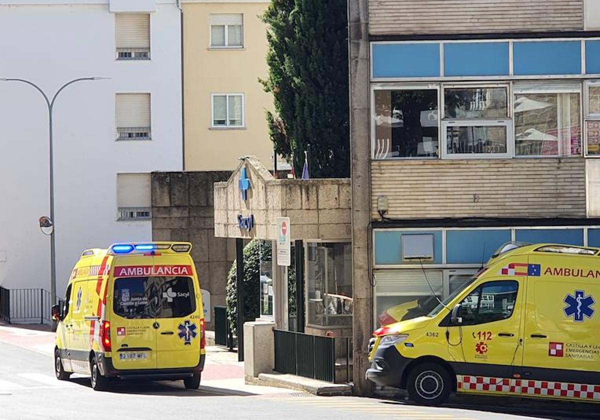 Imagen de dos ambulancias en el exterior del hospital «Virgen del Castañar»de Béjar