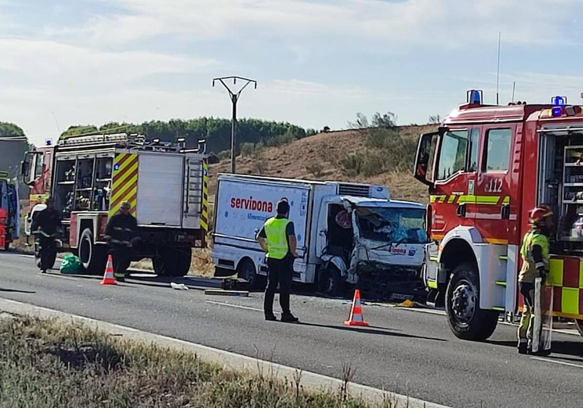 Choque frontal entre dos vehículos en Nava de Sotrobal