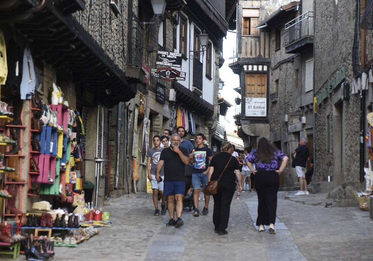 Visitantes paseando por una de las zonas más concurridas del centro de La Alberca.