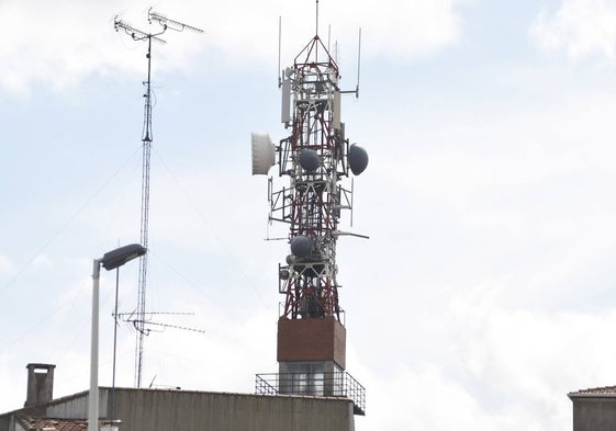 Dispositivo de antenas y repetidores de telefonía instalado en Ciudad Rodrigo.