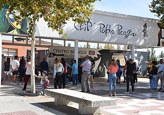 Padres esperando la salida de los alumnos del CEIP Pablo Picasso de Carbajosa.