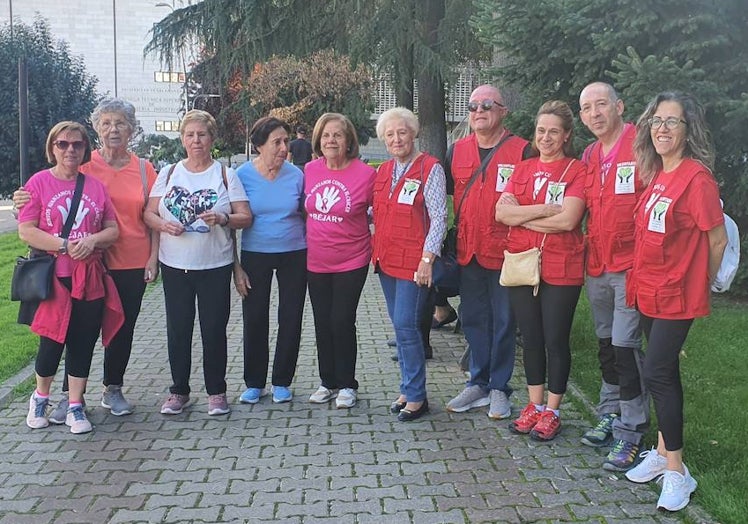 Imagen principal - Los paseos contaron con la participación de voluntarios y personas que sufren o han sufrido la enfermedad.