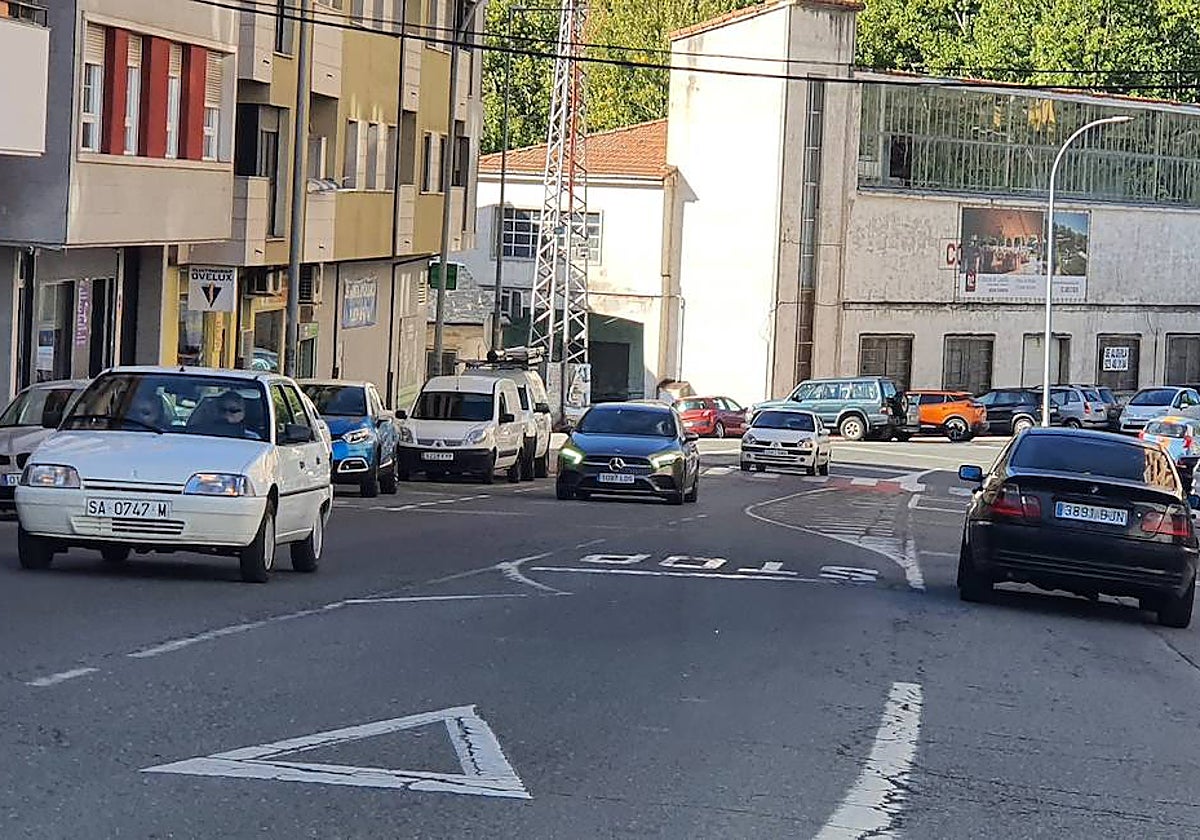 Vista de la calle Obispo Zarranz en uno de los pasos de peatones más peligrosos de la ciudad.